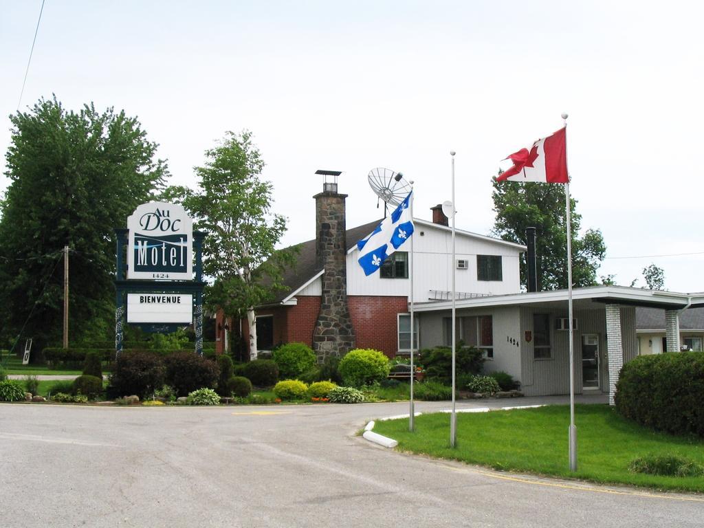 Au Doc Motel Repentigny Bagian luar foto