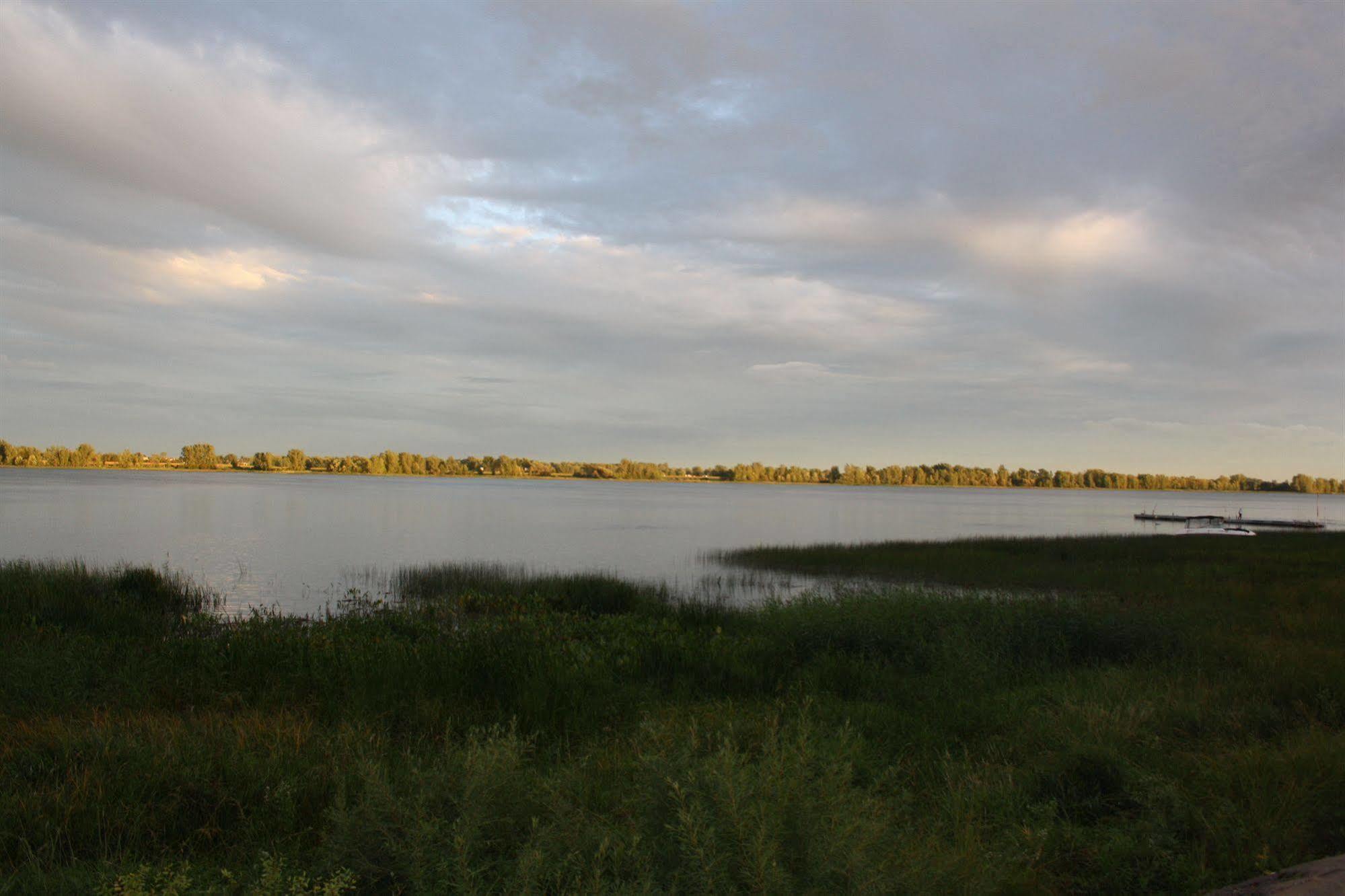 Au Doc Motel Repentigny Bagian luar foto