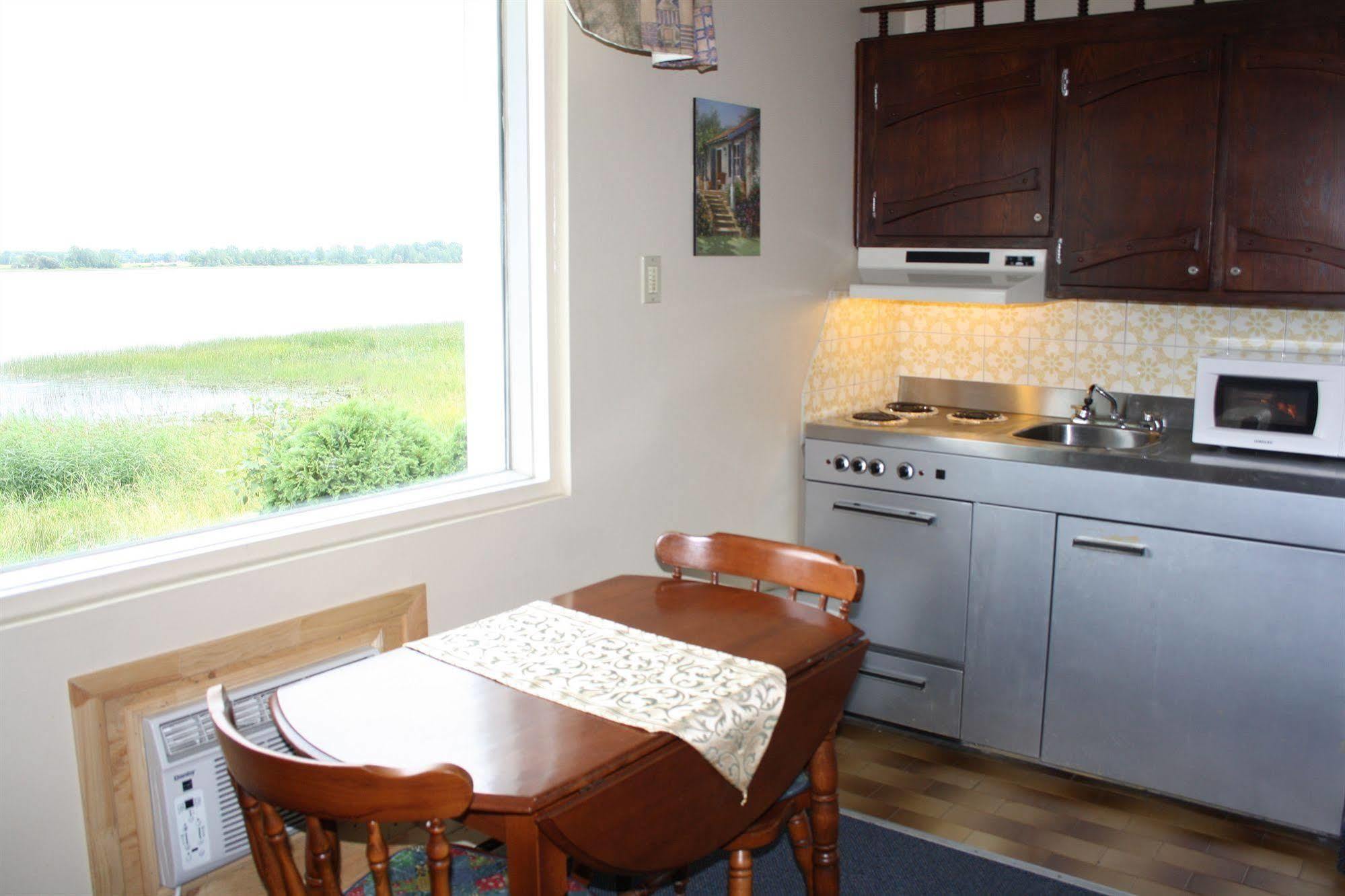 Au Doc Motel Repentigny Bagian luar foto