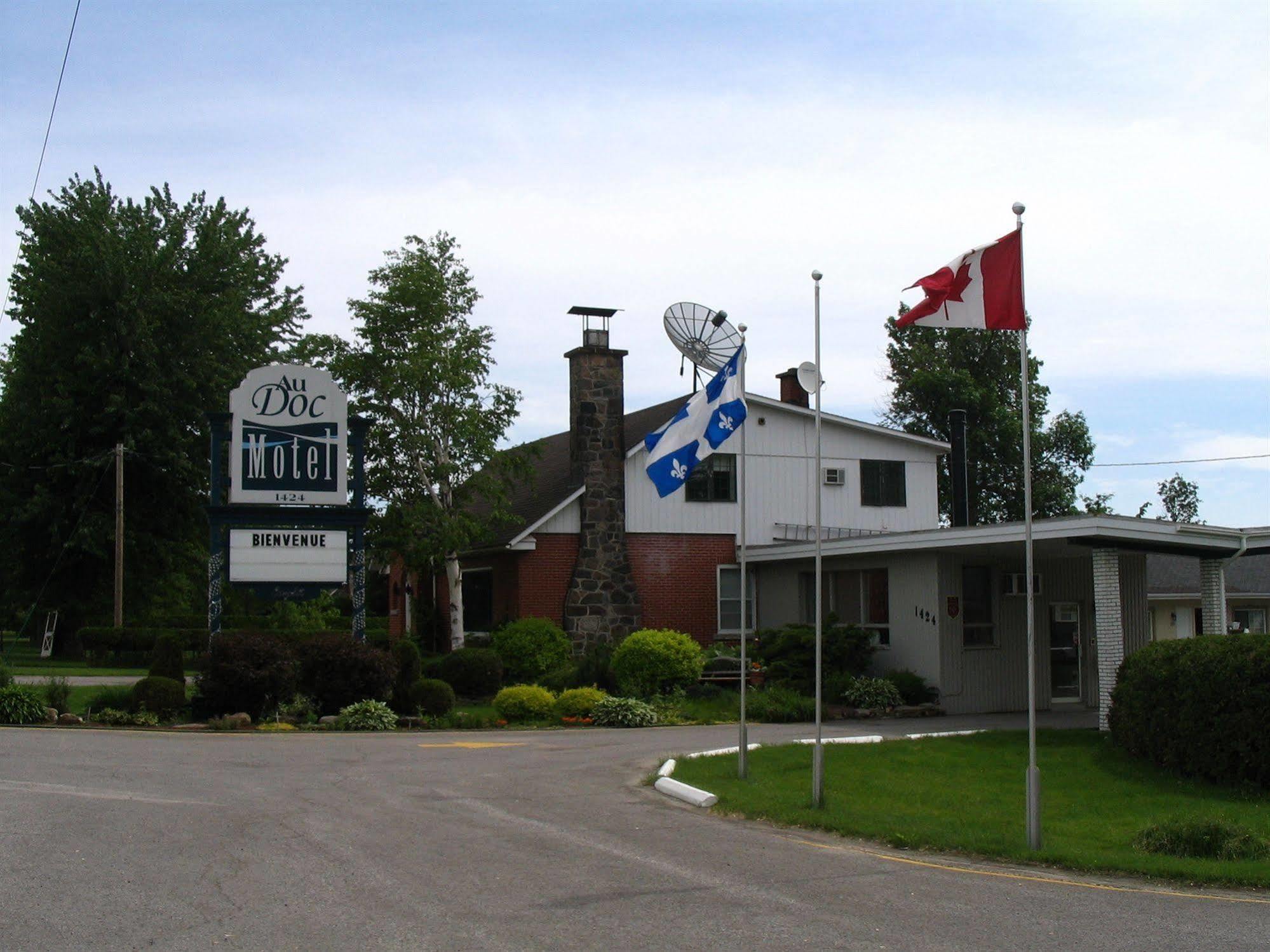 Au Doc Motel Repentigny Bagian luar foto