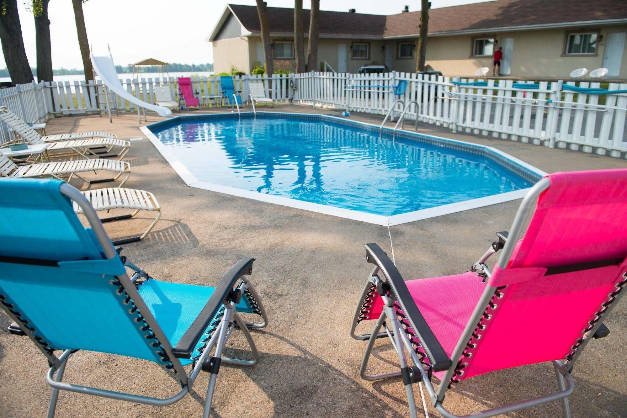 Au Doc Motel Repentigny Bagian luar foto