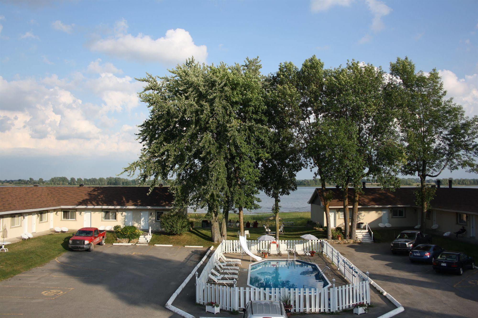 Au Doc Motel Repentigny Bagian luar foto