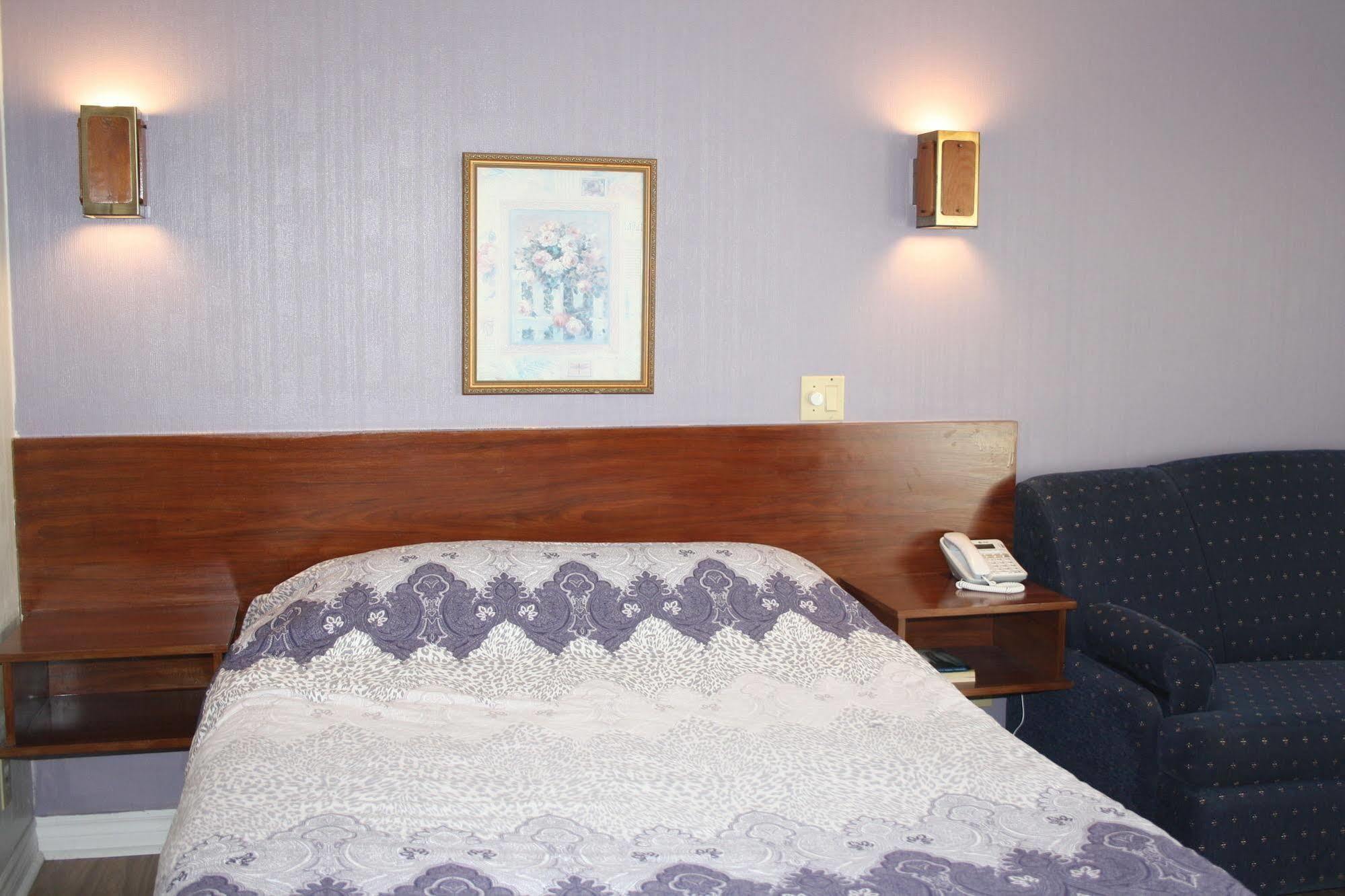 Au Doc Motel Repentigny Bagian luar foto