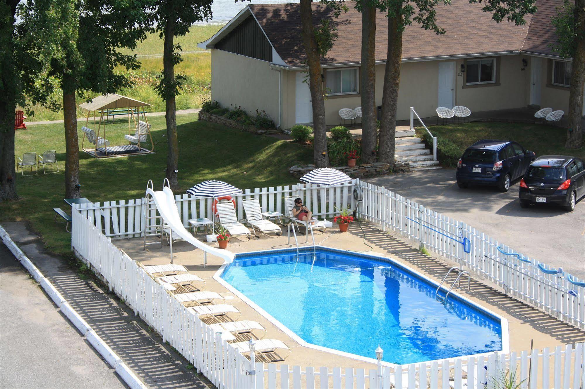 Au Doc Motel Repentigny Bagian luar foto