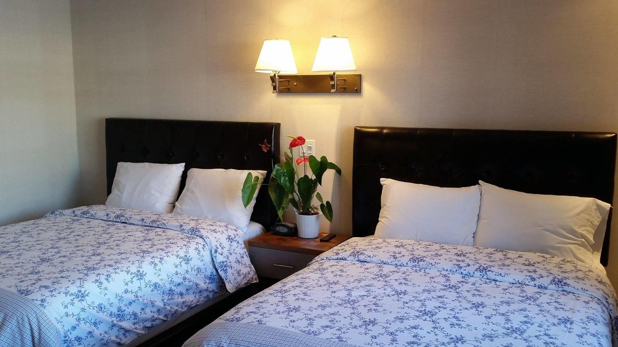 Au Doc Motel Repentigny Bagian luar foto