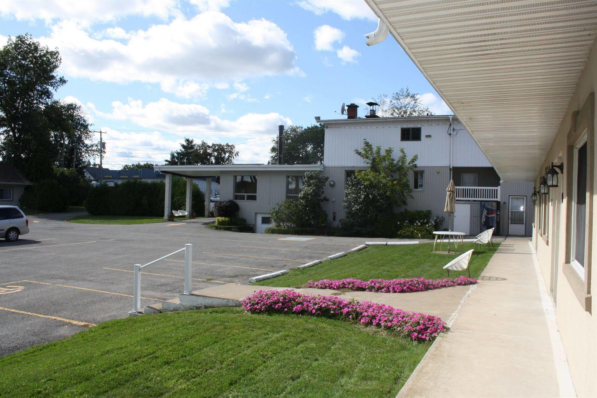 Au Doc Motel Repentigny Bagian luar foto