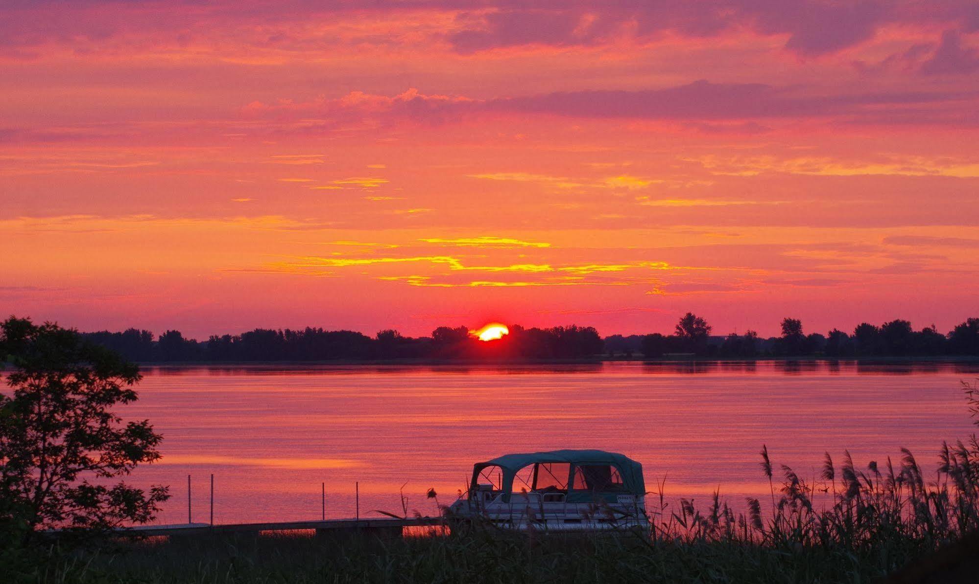 Au Doc Motel Repentigny Bagian luar foto