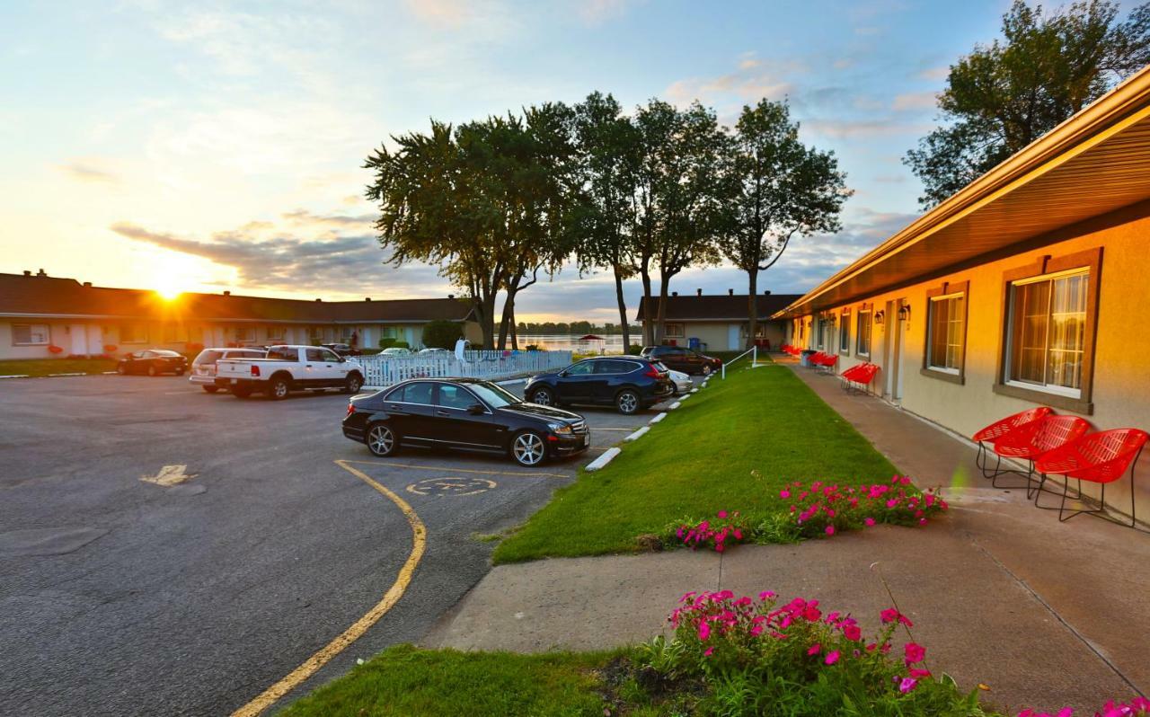 Au Doc Motel Repentigny Bagian luar foto